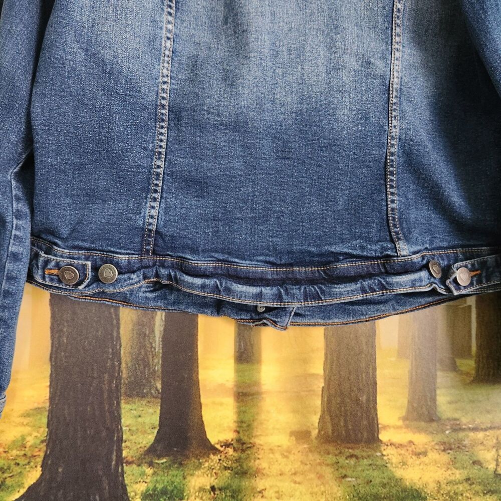 Torrid Women's Denim Jacket Plus Size 2 Medium Wash Stretch Long Sleeve Trucker - Picture 8 of 12